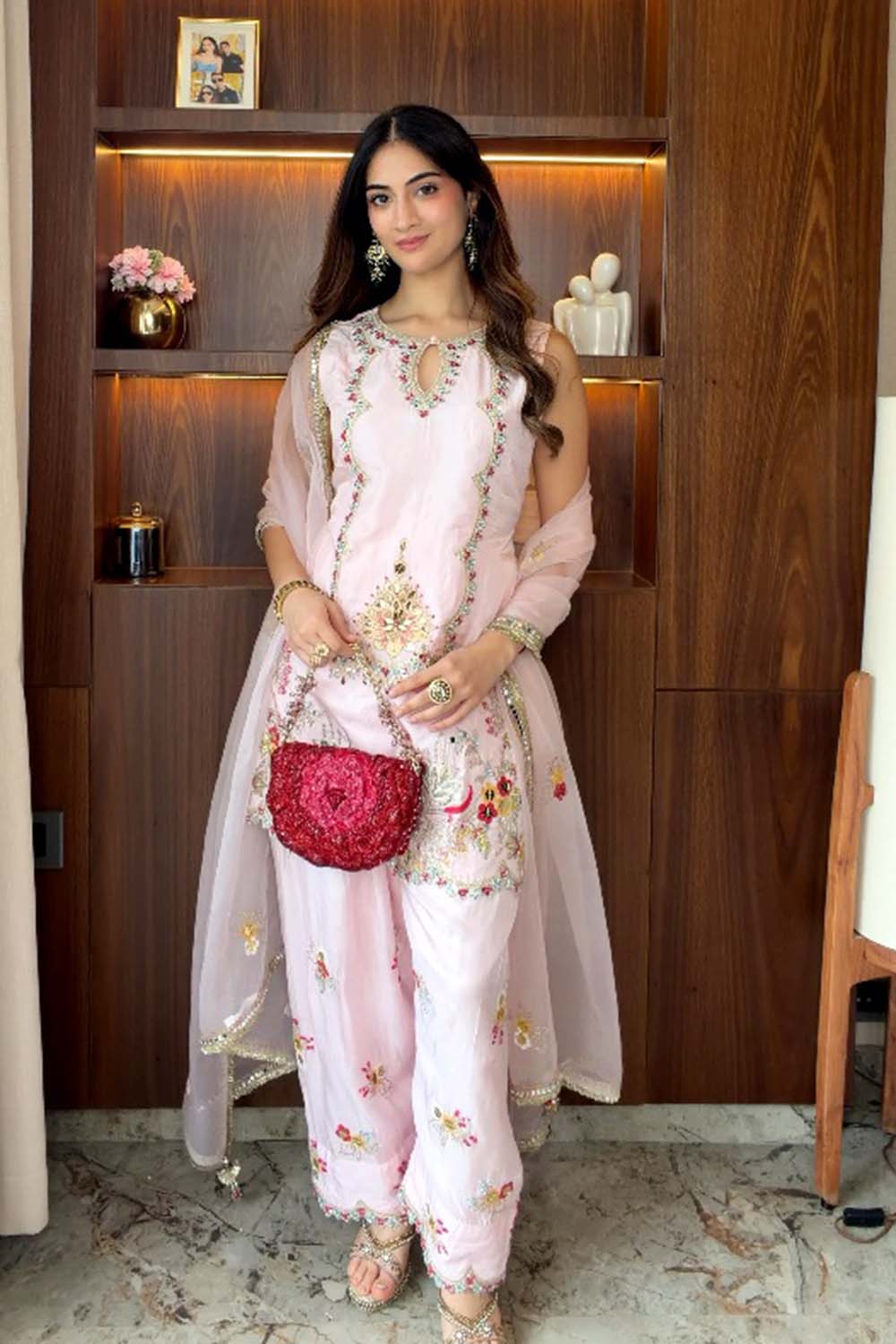 SHIVAMI JAIN in ISHRAT