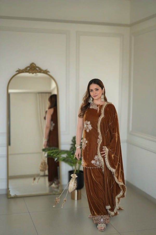 HEENA SOMANI  in Honey Gold Kurta set